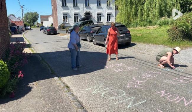 Enseignement : la contestation se poursuit dans la région, les rues des députés recouvertes de messages à la craie
