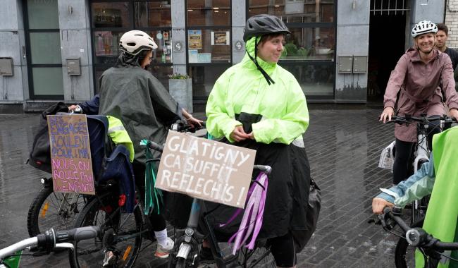 À bicyclette, des enseignants récoltent des lettres dénonçant le nouveau décret-programme