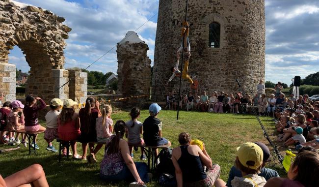 Des jeunes artistes de cirque au château de Walhain