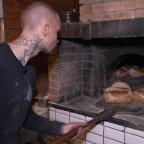 Autour du feu: chez Hors-Champs, le pain est cuit au four à bois