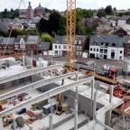 Foyer communal de Gembloux : une grue pose des poutres de 10 tonnes