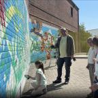École communale de Sauvenière : une fresque murale réalisée avec les élèves