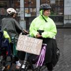 À bicyclette, des enseignants récoltent des lettres dénonçant le nouveau décret-programme