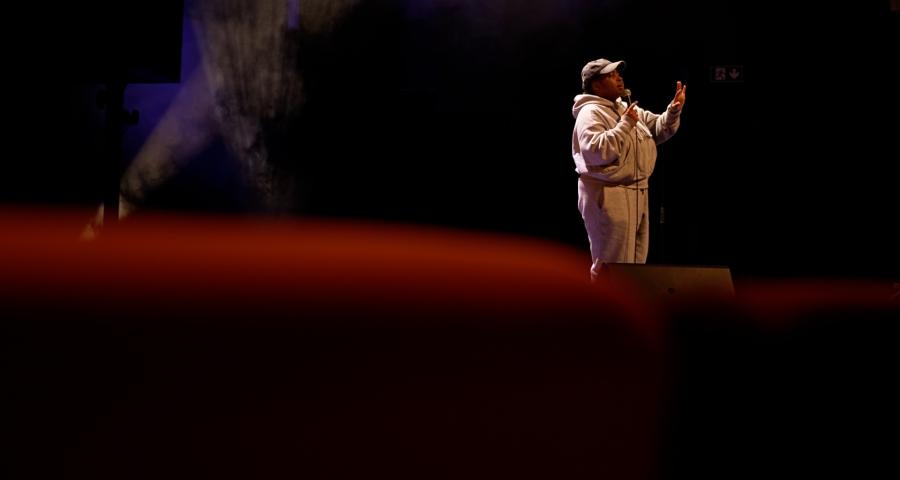 Sarah Lélé à l’Atrium57 : une étoile montante du stand-up belge