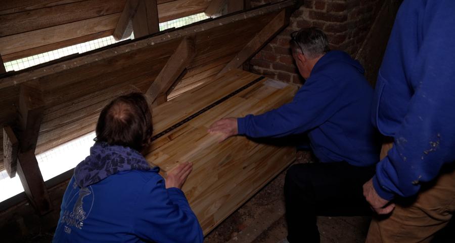 Le CREAVES de Perwez installe des nichoirs pour les chouettes