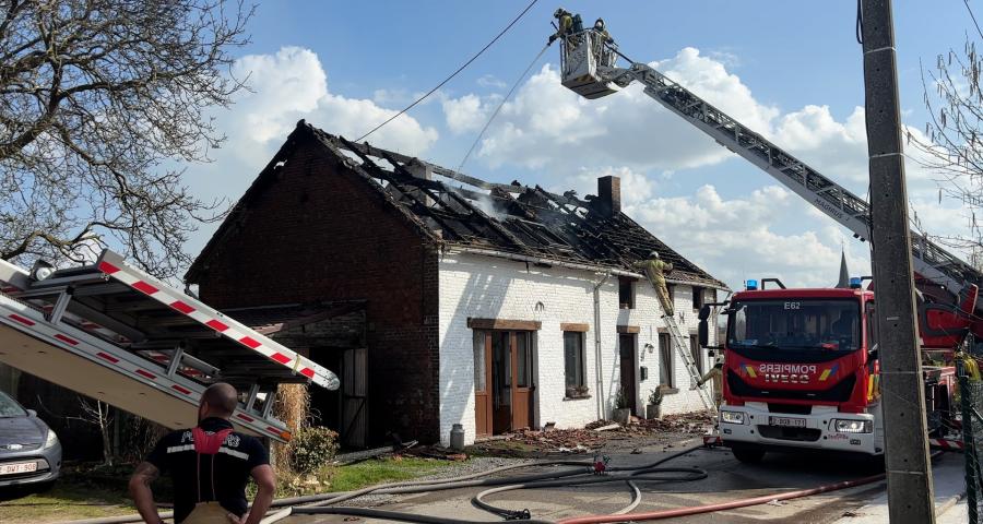 La toiture d'une habitation ravagée par les flammes à Walhain