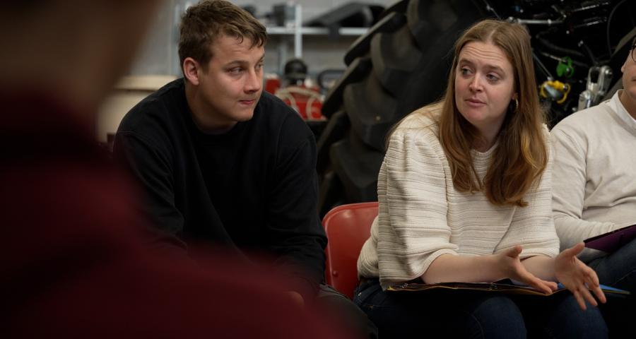 Perwez : les apprentis en mécanique agricole de l’IFAPME face à la ministre Dalcq