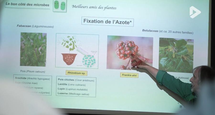 Walhain : les aînés à la découverte des microbes