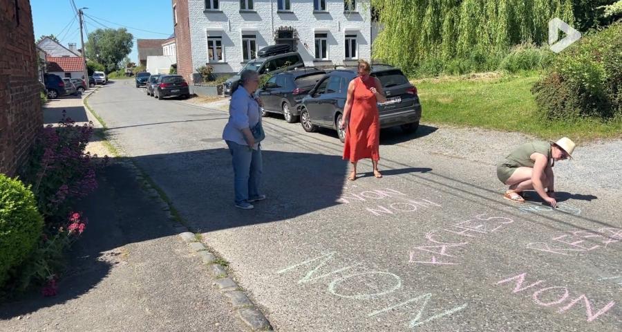 Enseignement : la contestation se poursuit dans la région, les rues des députés recouvertes de messages à la craie