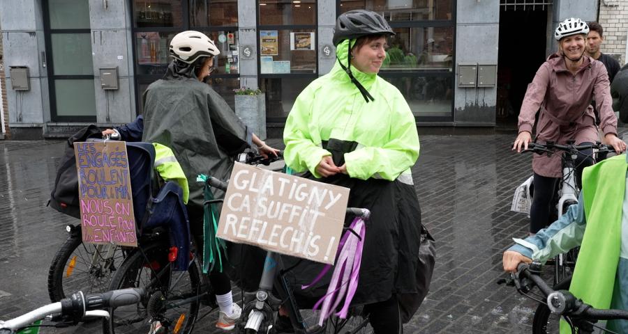 À bicyclette, des enseignants récoltent des lettres dénonçant le nouveau décret-programme
