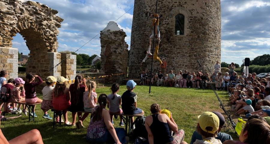 Des jeunes artistes de cirque au château de Walhain