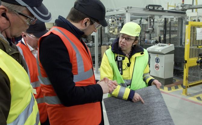 Perwez : une entreprise utilise un bitume recyclé pour les membranes de toitures