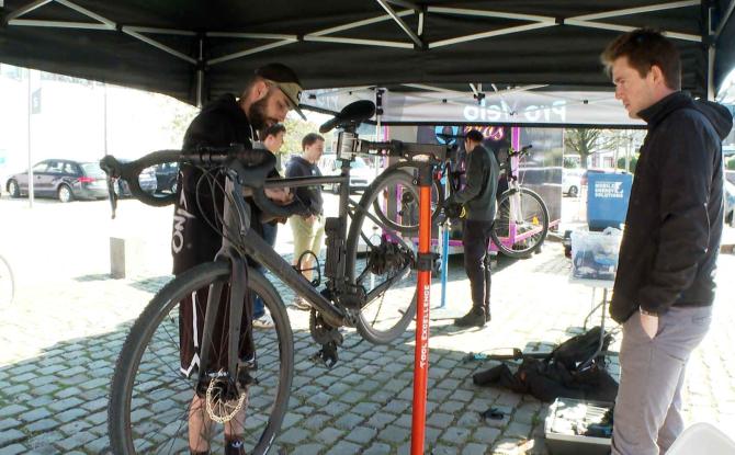 Les mécaniciens Pro Velo Gembloux offrent un entretien printanier aux cyclistes