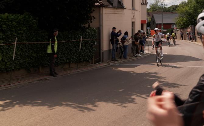 Hugo Sijmens lève les bras sur le 65e GP Léon Robert