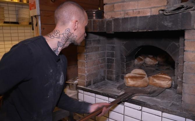 Autour du feu: chez Hors-Champs, le pain est cuit au four à bois