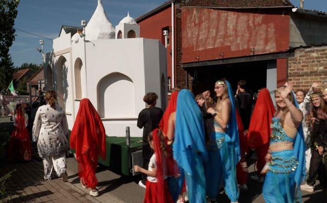 Moissons de l’Amitié : le défilé des chars fait voyager Corbais à travers le temps