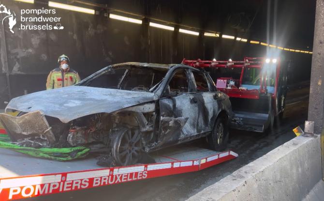 Voiture en feu : la mésaventure de Geneviève et les conseils des pompiers