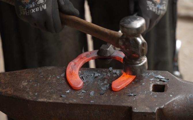 Autour du feu : entre la flamme, l'enclume et le fer du maréchal-ferrant