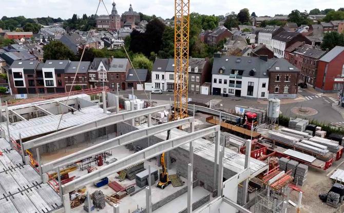 Foyer communal de Gembloux : une grue pose des poutres de 10 tonnes
