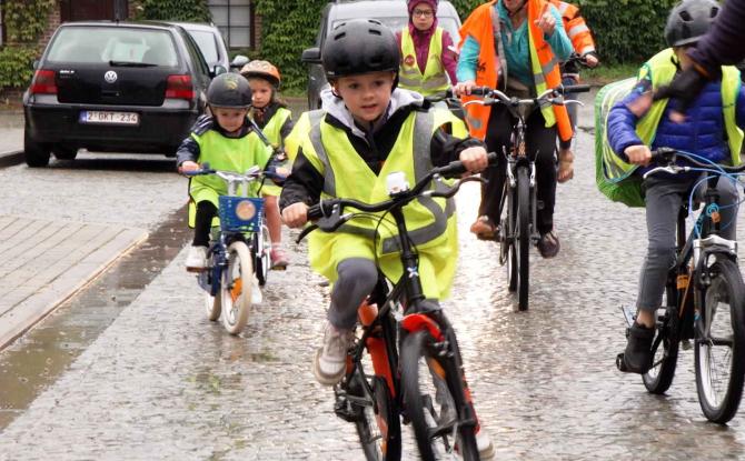 À Bossière, un vélobus amène les élèves jusqu'à l'école