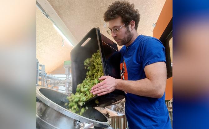 Une bière éphémère éclot à Gembloux, portée par la fleur de houblon
