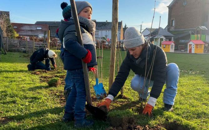 Une haie fleurie plantée à l'école de Perbais