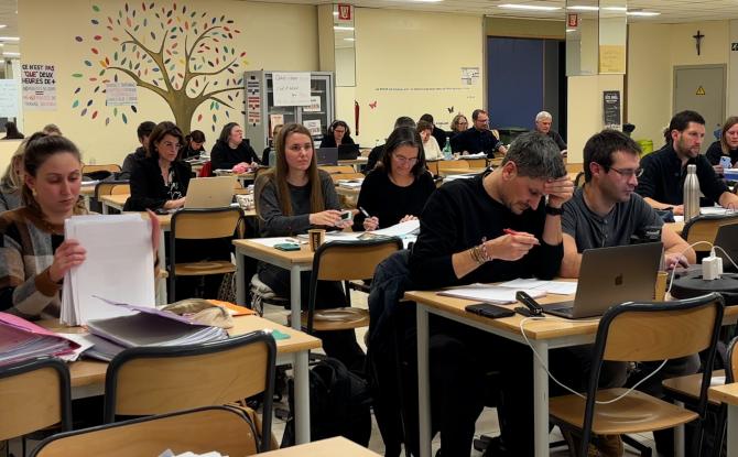 Veillée de correction nocturne pour dénoncer la réforme des 10% de temps de travail supplémentaire dans le secondaire supérieur