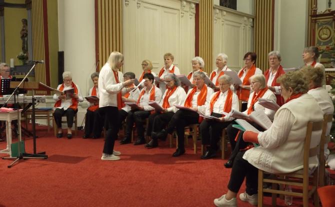 Un concert de Noël des "Refrains de l'Amitié" illumine l'Église Saint-Martin de Perwez