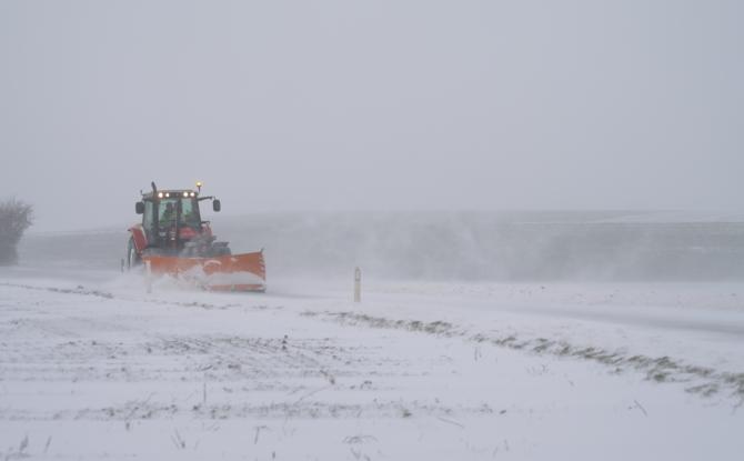 À Chastre, les équipes de déneigement travaillent sans relâche