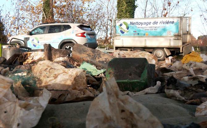 En 2025, Aer Aqua Terra a sorti 30 tonnes de déchets des cours d’eau du Brabant wallon