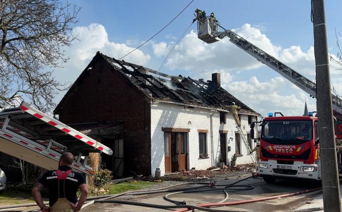La toiture d'une habitation ravagée par les flammes à Walhain