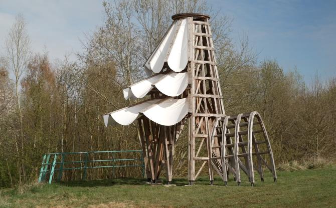 Grand-Leez : une structure en bois en hommage aux 50 ans du jumelage entre Épinal et Gembloux près de l’étang