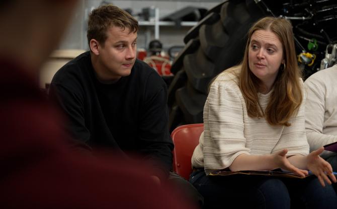 Perwez : les apprentis en mécanique agricole de l’IFAPME face à la ministre Dalcq