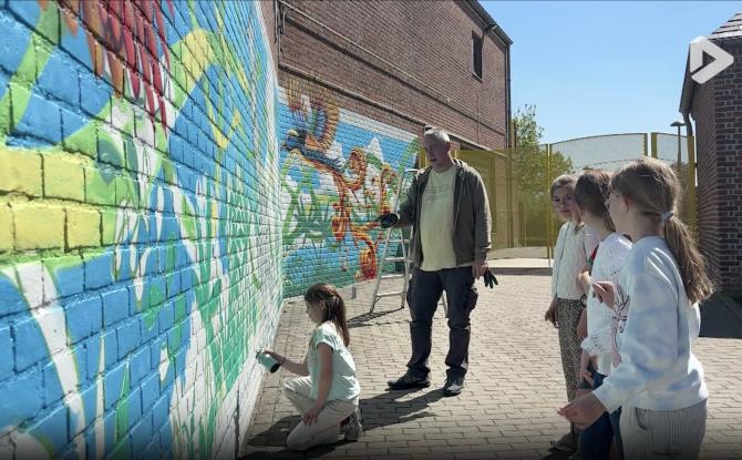 École communale de Sauvenière : une fresque murale réalisée avec les élèves