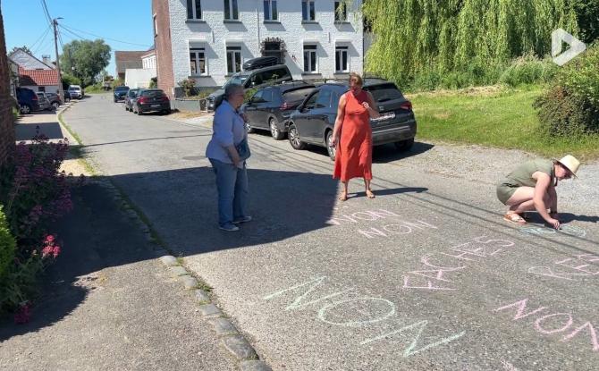 Enseignement : la contestation se poursuit dans la région, les rues des députés recouvertes de messages à la craie