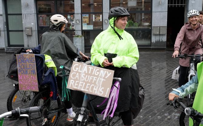 À bicyclette, des enseignants récoltent des lettres dénonçant le nouveau décret-programme