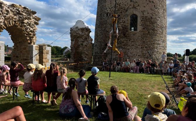 Des jeunes artistes de cirque au château de Walhain